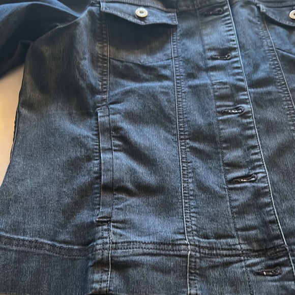 Nwot, never worn cool jean jacket. Size 14 - Picture 10 of 10